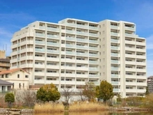 【大阪府/吹田市山田西】プラウド千里山田 外観：王子池畔の高台に位置しています