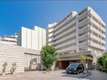 【大阪府/吹田市山田西】プラウド千里山田 外観：リモコン式シャッターゲート付きの駐車場