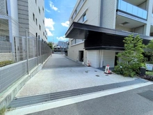【大阪府/吹田市長野東】プラウド吹田千里丘テラス 駐車場入口