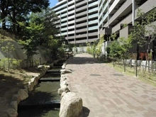 【大阪府/吹田市桃山台】グランファースト千里桃山台 7号棟 敷地内