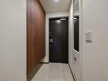 【大阪府/吹田市千里丘北】ミリカ・ヒルズ II街区　F棟 玄関：玄関には鏡がございます