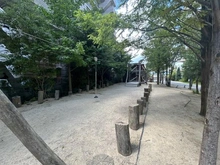【大阪府/吹田市千里丘北】ミリカ・ヒルズ II街区　F棟 敷地内：冒険の丘ではお子様たちなどがアスレチックで遊ぶことができます
