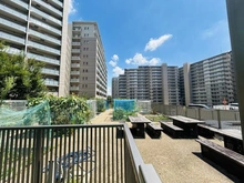 【大阪府/吹田市千里丘北】ミリカ・ヒルズ II街区　F棟 敷地内：ミリカファームでは特に夏の時期になると緑の野菜で賑わいます