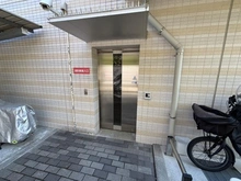 【兵庫県/西宮市堀切町】プラウド香櫨園 駐輪場：入口