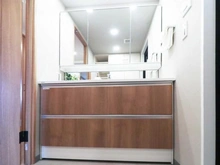 【神奈川県/川崎市麻生区上麻生】新百合ヶ丘パークハウス 洗面室：三面鏡裏収納付き洗面化粧台