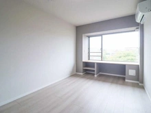 【神奈川県/川崎市麻生区上麻生】新百合ヶ丘パークハウス 洋室：約9.0帖、ウォークインクローゼット（約2.6帖）付