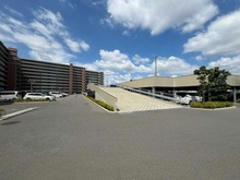【東京都/町田市鶴間】パークビレッジ南町田 E棟 駐車場：敷地内の自走式駐車場。スムーズな出庫が可能です