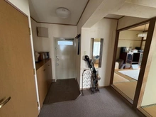 【神奈川県/川崎市宮前区土橋】東急ドエル宮前平ビレジ B棟 玄関：【家具調度品は価格に含まれません】