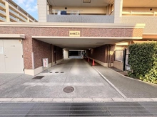 【神奈川県/座間市東原】アデニウムさがみ野 敷地内：駐車場入り口