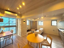 【神奈川県/横浜市西区桜木町】サングレイス横浜駅東 リビング・ダイニング：※家具等は販売価格に含まれておりません
※大規模修繕中