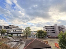 【神奈川県/横浜市緑区東本郷】ヒルズ横浜ガーデンホームズ 眺望：眺望や日当たりが魅力的です
目の前には公園がございます