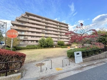 【神奈川県/横浜市緑区東本郷】ヒルズ横浜ガーデンホームズ マンション前公園：お子様が遊んでいる姿をバルコニーから眺めることができます