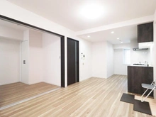 【神奈川県/厚木市中町】ベルドゥムール本厚木 リビング・ダイニング：※家具・調度品等は販売価格に含まれておりません
奥：洋室