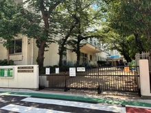 【東京都/文京区根津】コーポ根津清水 区立根津小学校（現地より約60m）：徒歩1分