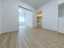 【東京都/中央区新富】エスポワール銀座東 リビング・ダイニング：写真左奥：洋室
写真右奥：キッチン