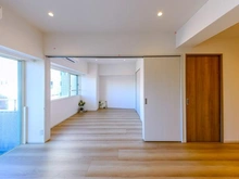 【東京都/文京区白山】グランドシティ白山 リビング・ダイニング：写真奥：洋室