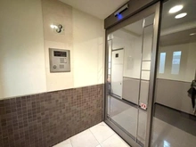 【東京都/渋谷区恵比寿】リ・プレゼ恵比寿 敷地内：ダブルオートロックシステム