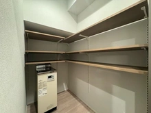 【東京都/千代田区四番町】サンビューハイツ四番町 パントリールーム：中央に写っているものは、ガス給湯器です。