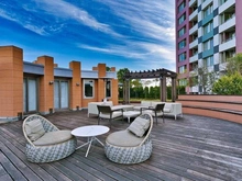 【東京都/港区台場】ザ・タワーズ台場イースト 共用施設:アウトドアリビング(写真左側はパーティーハウス)