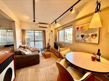 【東京都/世田谷区三軒茶屋】チサンマンション三軒茶屋第一 リビング・ダイニング：北・西向き角住戸のため、開口部が多く設置されております。