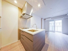 【東京都/渋谷区東】プラウド渋谷東 キッチン：奥：リビング・ダイニング、洋室