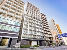 【東京都/港区南麻布】ピアース南麻布 外観：2018年築 (株)モリモト旧分譲の築浅レジデンス(写真中央)