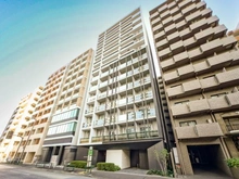 【東京都/港区南麻布】ピアース南麻布 外観：「白金高輪」駅 徒歩5分の立地(写真中央)