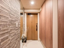 【東京都/板橋区成増】サンリヤン成増アーバンステージ 玄関：オプション：エコカラット（壁紙）、姿見（鏡）