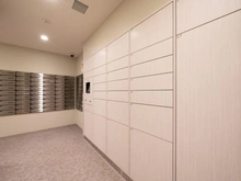 【埼玉県/新座市東北】パークホームズ志木コンフォートテラス 奥：郵便受け、手前：宅配ボックス