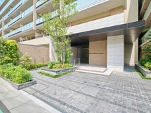 【神奈川県/川崎市幸区小向西町】プラウド川崎ガーデンテラス エントランス：石調素材を基調とした落ち着きあるデザイン