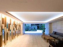 【神奈川県/川崎市幸区小向西町】プラウド川崎ガーデンテラス エントランス：奥行きのあるクランク動線を採用したアプローチ