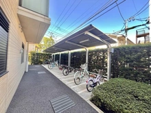 【神奈川県/川崎市幸区小向西町】プラウド川崎ガーデンテラス 駐輪場：敷地内に複数箇所、駐輪場がございます。※1世帯当たり3台分敷設有