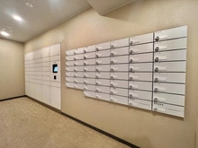 【神奈川県/川崎市幸区小向西町】プラウド川崎ガーデンテラス メールBOX：写真奥：宅配BOX