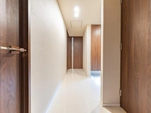 【神奈川県/川崎市中原区小杉町】プラウドタワー武蔵小杉 廊下：大理石仕様です。