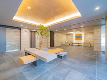 【神奈川県/川崎市中原区木月】プラウド元住吉ウエスト エントランス：大理石調のエントランス。