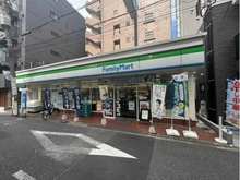 【神奈川県/川崎市中原区新丸子町】プラウド新丸子  ファミリーマート新丸子駅西口店（現地より約140m）