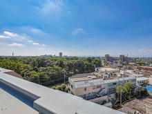 【東京都/国分寺市東恋ヶ窪】デュオ・フィールズ　グローヴシティ 眺望：ルーフバルコニーからの眺望
日立製作所の緑を望む。