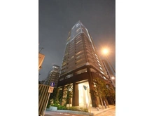 【東京都/北区滝野川】パークタワー滝野川 外観：夜の外観　
三田線西巣鴨駅からの帰り道も大通りで明るさがあります。