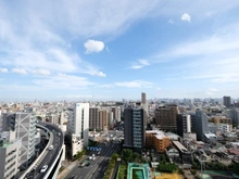 【東京都/北区滝野川】パークタワー滝野川 眺望：バルコニーからの眺望　天候により東京スカイツリーを望む