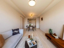 【兵庫県/神戸市東灘区住吉東町】住吉川リバーサイドフォーラム リビング・ダイニング：約13.5帖の縦長のLD。※家具・調度品は販売価格に含まれておりません