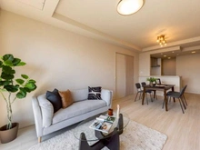 【兵庫県/神戸市東灘区住吉東町】住吉川リバーサイドフォーラム リビング・ダイニング：約13.5帖の縦長のLD（奥がキッチン）。天井は折り上げ天井を採用。