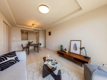 【兵庫県/神戸市東灘区住吉東町】住吉川リバーサイドフォーラム リビング・ダイニング：約13.5帖の縦長のLD）。天井は折り上げ天井を採用。