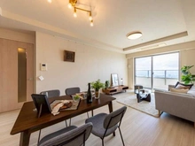 【兵庫県/神戸市東灘区住吉東町】住吉川リバーサイドフォーラム リビング・ダイニング：約13.5帖のLD.縦長タイプのため壁面積が大きく、家具の配置がしやすいです。