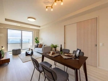 【兵庫県/神戸市東灘区住吉東町】住吉川リバーサイドフォーラム リビング・ダイニング：約13.5帖.縦長タイプのため壁面積が大きく、家具の配置がしやすいです