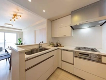 【兵庫県/神戸市東灘区住吉東町】住吉川リバーサイドフォーラム キッチン：約4.4帖のL字型のキッチン。