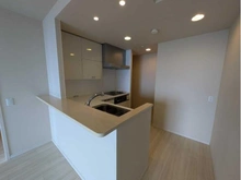 【兵庫県/神戸市東灘区住吉東町】住吉川リバーサイドフォーラム キッチン：約4.4帖のL字型のキッチン。家事導線が短く効率よく作業いただけます。