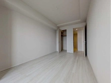 【兵庫県/神戸市東灘区住吉東町】住吉川リバーサイドフォーラム 洋室：主寝室としてもお使いいただける約8.0帖の洋室。ウォークインクローゼット付