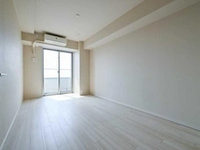 【兵庫県/神戸市東灘区住吉東町】住吉川リバーサイドフォーラム 洋室：主寝室としてもお使いいただける約8.0帖の洋室。ウォークインクローゼット付