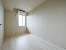 【兵庫県/神戸市東灘区住吉東町】住吉川リバーサイドフォーラム 洋室：約5.0帖。全ての居室が南東向きのため、明るいお部屋であることが特徴です