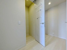 【兵庫県/神戸市東灘区住吉東町】住吉川リバーサイドフォーラム 収納：廊下に設置された約0.5帖の納戸。LDに持ち込みたくないものなど収納可能です。